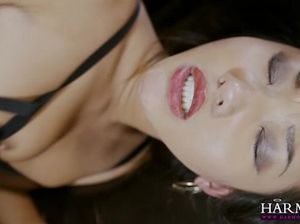 Смазливая азиатка прыгает бритой писей на огромном хую