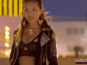 Смазливая азиатка прыгает бритой писей на огромном хую