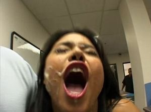 Оттрахал молодую азиатку в попку и налил сперму ей на лицо