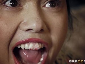 Татуированная азиатка громко кричит от члена в пизде