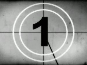 Темноволосая девка красиво работает ротиком и получает сперму