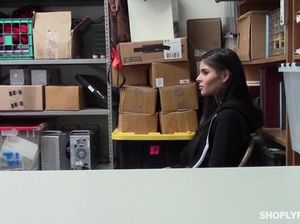 Секс молоденькой воровки и Санта Клауса в подсобке магазина