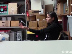 Секс молоденькой воровки и Санта Клауса в подсобке магазина