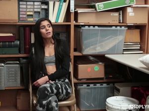 Секс молоденькой воровки и Санта Клауса в подсобке магазина