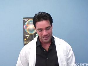 Преподаватель биологии дрючит худую студентку в кабинете