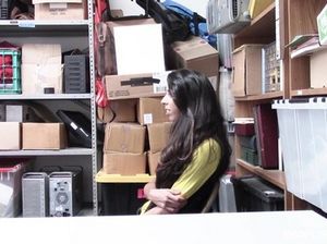 Охранник отжарил худую брюнетку за воровство в магазине