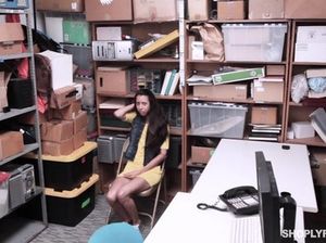 Охранник отжарил худую брюнетку за воровство в магазине