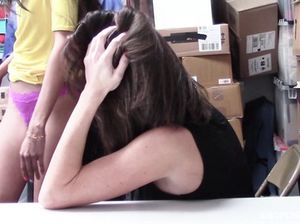 Охранник отжарил худую брюнетку за воровство в магазине