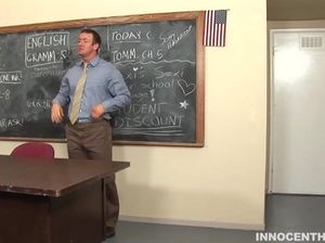 Школьница с маленькими сиськами соблазнила своего препода