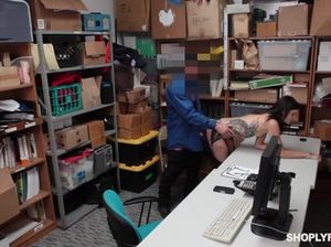 Охранник жестко трахает худую воровку магазина