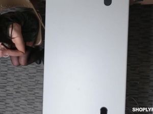 Охранник жестко трахает худую воровку магазина