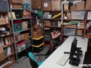Охранник жестко трахает худую воровку магазина