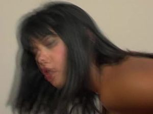 Плоскую азиатку активно трахают в анал