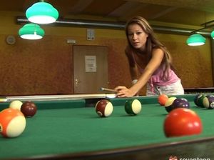 18-летняя сучка мастурбирует вибратором на бильярдном столе