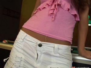 18-летняя сучка мастурбирует вибратором на бильярдном столе