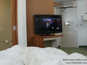 Блондинка дрочит парню член и говорит по телефону