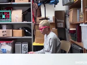 Мулатка воровка отрабатывает кражу жарким сексом