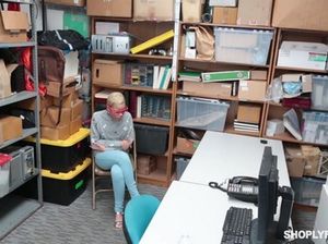 Мулатка воровка отрабатывает кражу жарким сексом