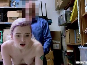 Охранник обыскал воровку в магазине и насовал ей в пилотку