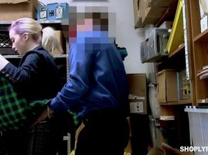 Охранник обыскал воровку в магазине и насовал ей в пилотку