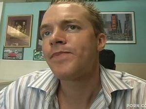 Офисный работник пикапнул милфу и отодрал ее в своем кабинете