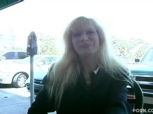 Офисный работник пикапнул милфу и отодрал ее в своем кабинете