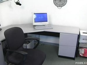 Офисный работник пикапнул милфу и отодрал ее в своем кабинете
