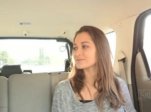 Лесбиянки занимаются страстным сексом в машине
