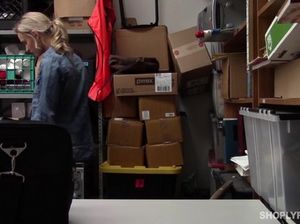 Воровка жахается с охранником в подсобке магазина