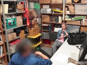 Воровка жахается с охранником в подсобке магазина