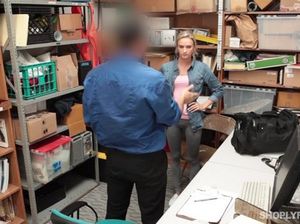 Воровка жахается с охранником в подсобке магазина