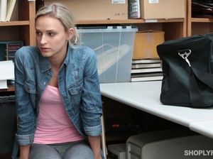 Воровка жахается с охранником в подсобке магазина