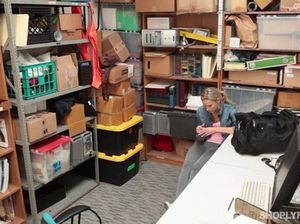 Воровка жахается с охранником в подсобке магазина
