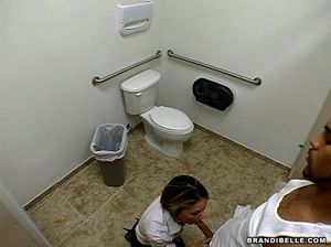 Молодая развратница жарко ебется с негром в туалете на скрытую камеру