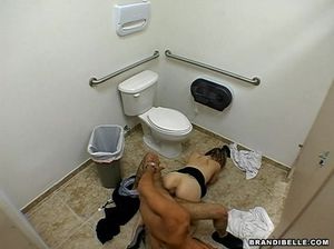 Молодая развратница жарко ебется с негром в туалете на скрытую камеру