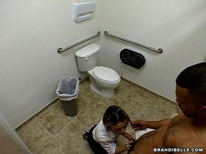 Молодая развратница жарко ебется с негром в туалете на скрытую камеру