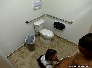 Молодая развратница жарко ебется с негром в туалете на скрытую камеру