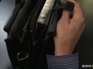 Студент жарко натягивает на кукан пизду сексапильной зрелой училки в чулках