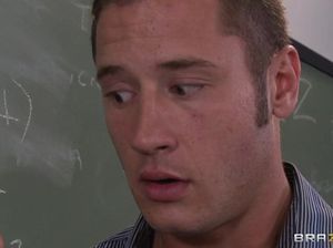 Студент жарко натягивает на кукан пизду сексапильной зрелой училки в чулках