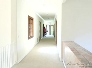 Смазливая азиатка страпонит девушку и дает полизать себе пизду