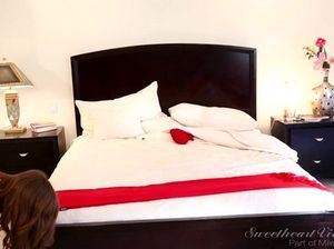 Смазливая азиатка страпонит девушку и дает полизать себе пизду