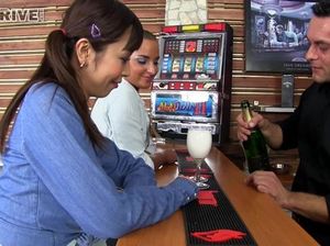 Молодые сучки в джинсах занимаются сексом втроем с чуваком в джакузи