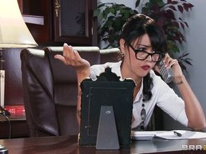 Похотливый негритянский босс расслабил сотрудницу секс массажем и выебал