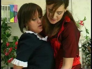 Зрелая лесби сучка доминирует над молодой служанкой и скачет на страпоне