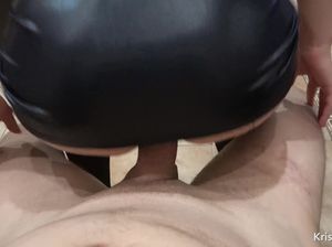 Блондинка в маске и в латексе резвится со связанным мужиком