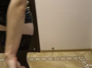 Блондинка в маске и в латексе резвится со связанным мужиком