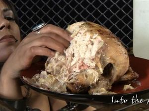 Девица в клетке подвергается пыткам и жестоким унижениям