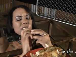 Девица в клетке подвергается пыткам и жестоким унижениям