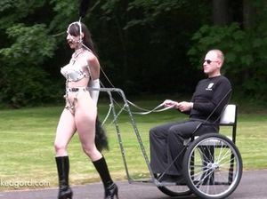 В ролевых играх служанка исполняет роль ездовой лошадки