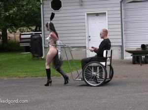 В ролевых играх служанка исполняет роль ездовой лошадки